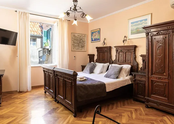 Amoret Apartments